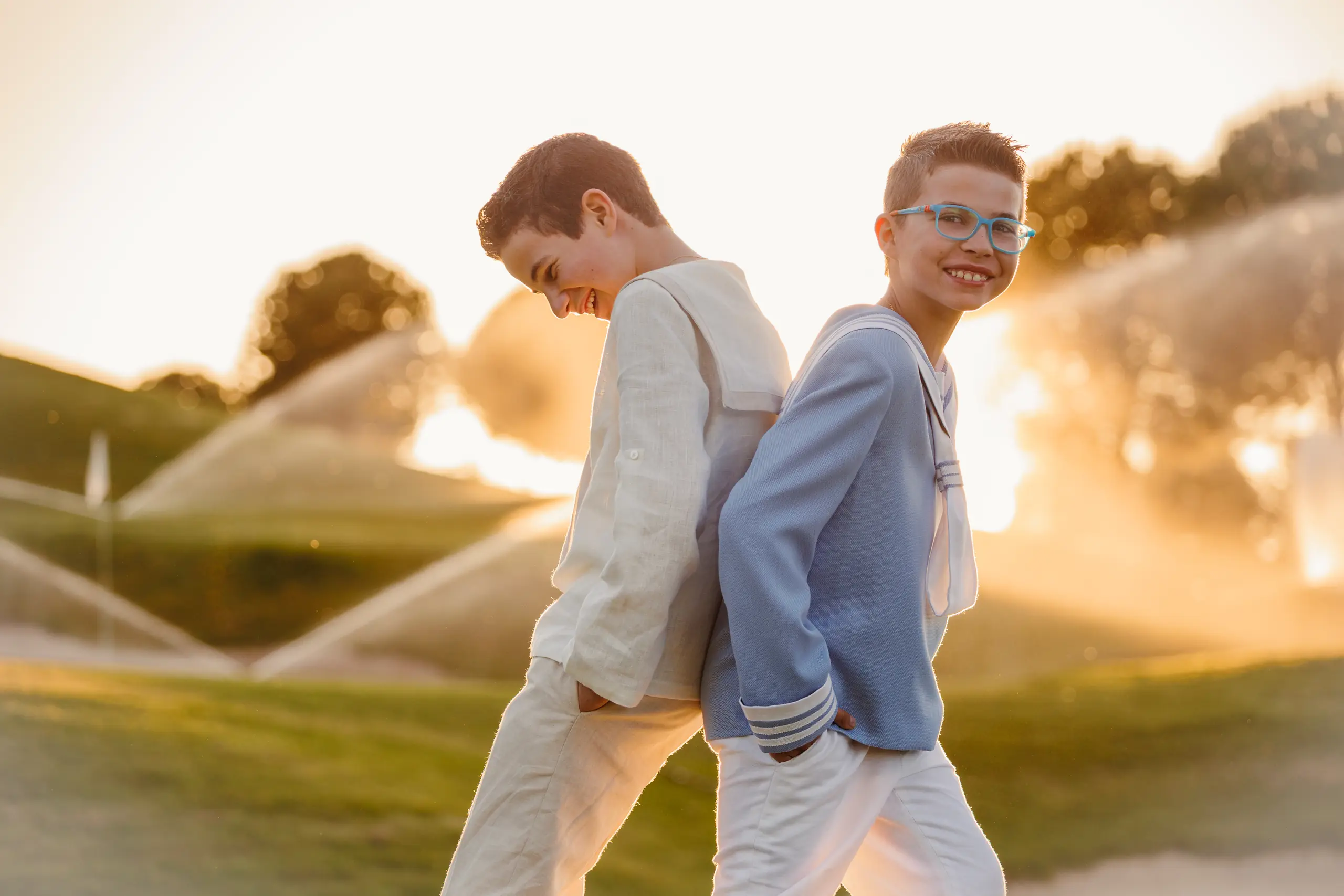Dos hermanos al atardecer